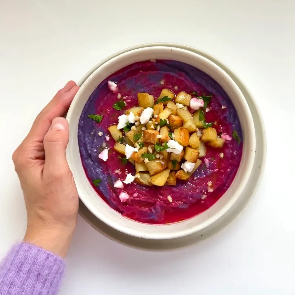 Crema autunnale di cavolo viola con patate croccanti 
