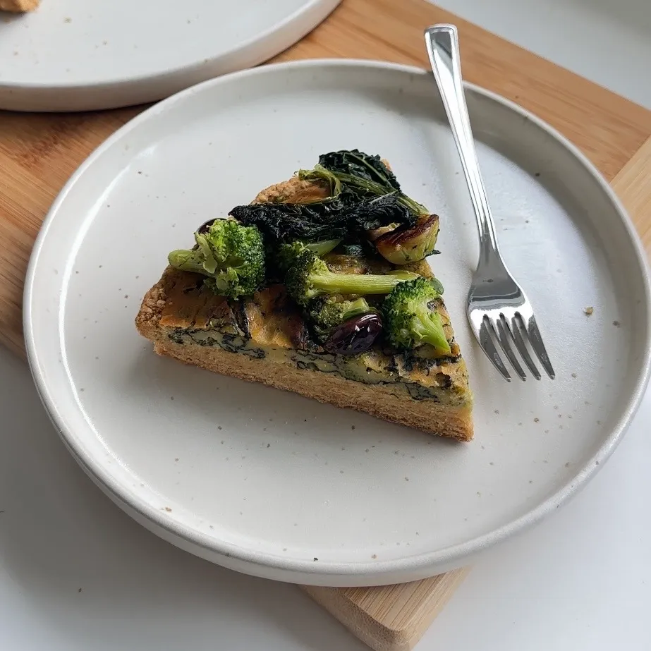 Torta salata con broccoli, cavolo nero e cavoletti di Bruxelles