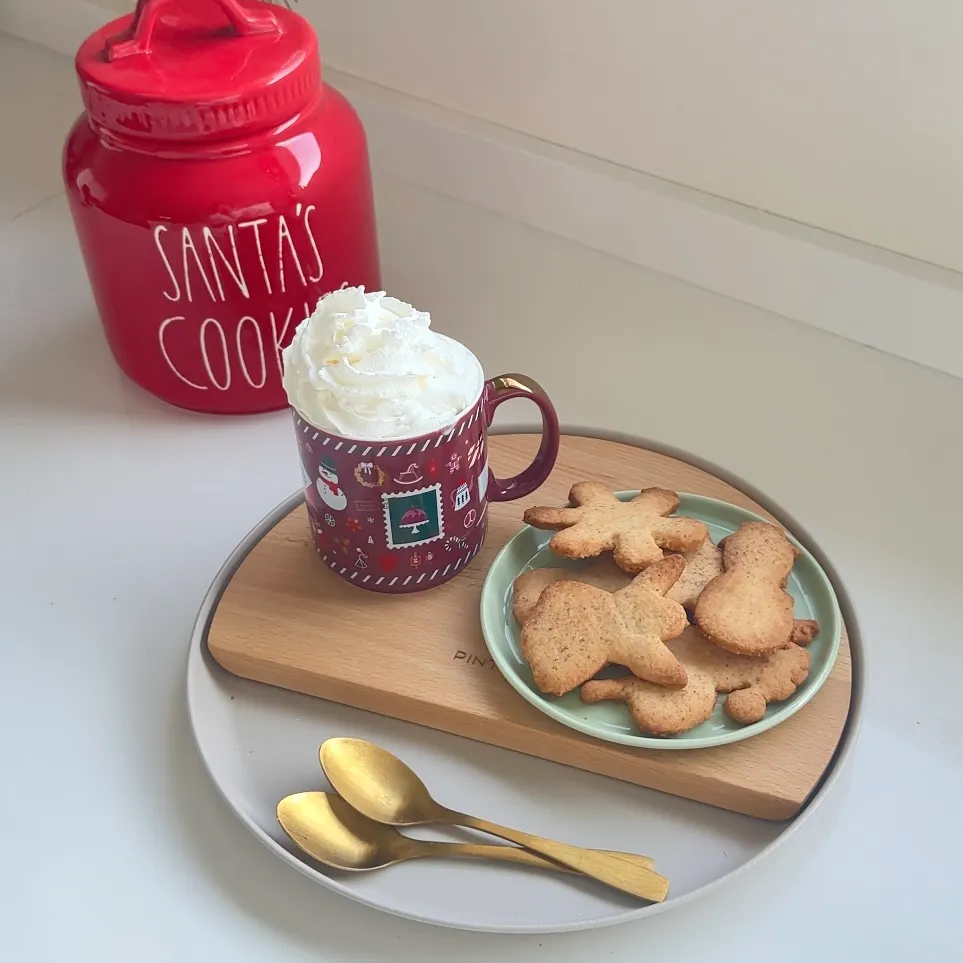 Cioccolata calda e biscotti senza burro e uova