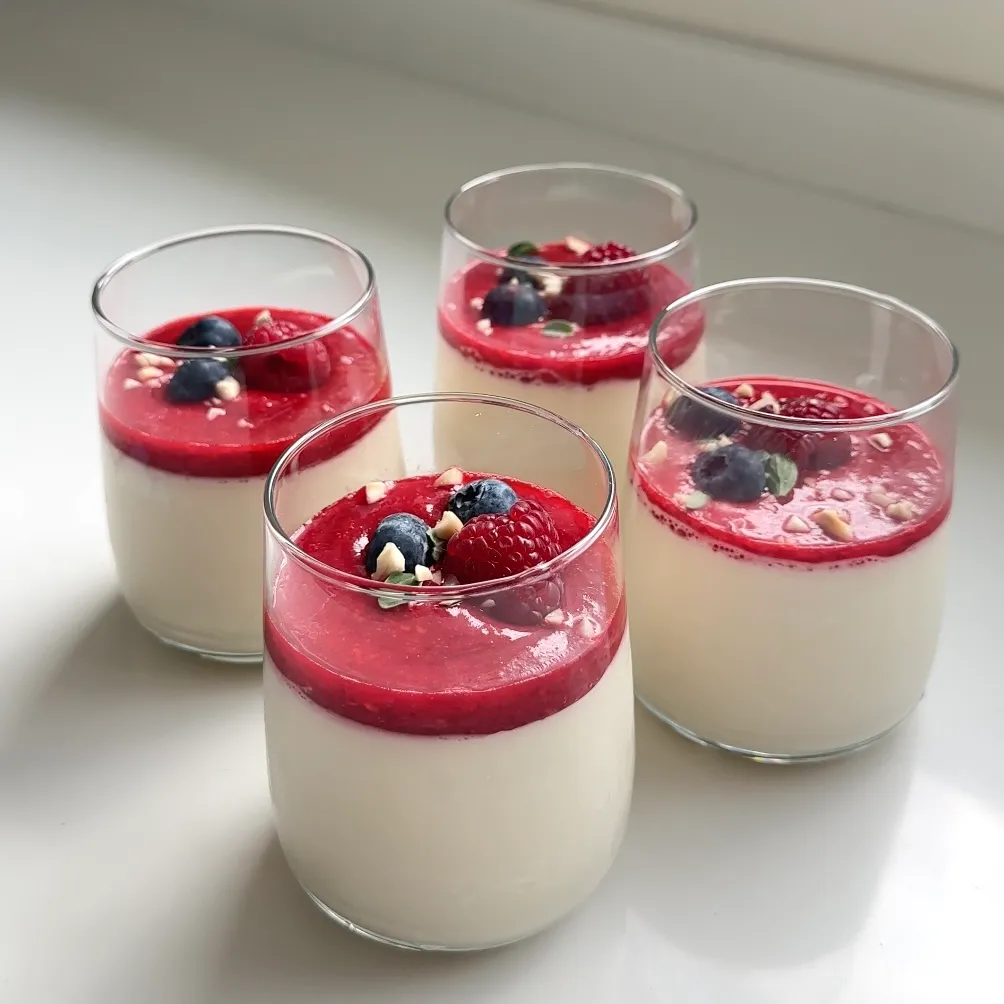 Panna cotta vegana con coulis di lamponi