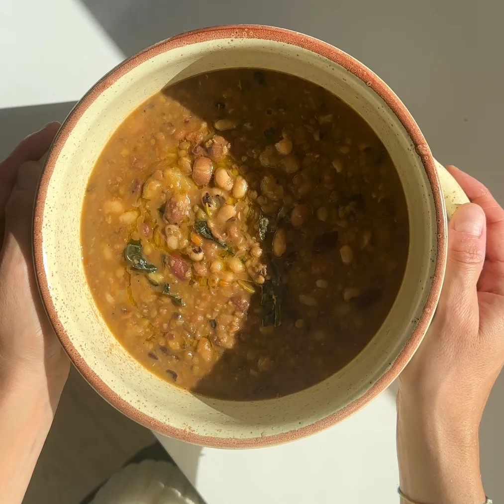 Zuppa autunnale con legumi, cereali e cavolo nero