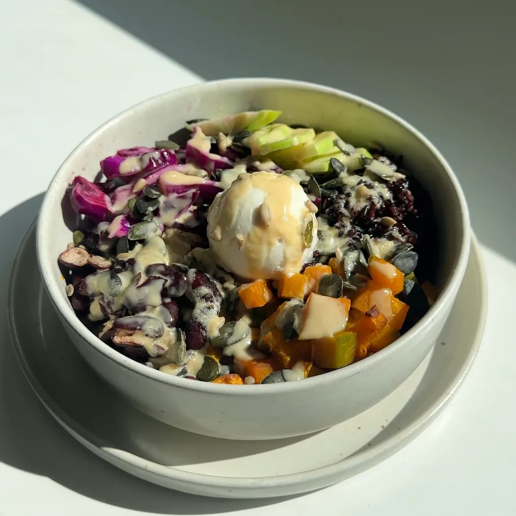 Bowl autunnale vegana con cereali, legumi e verdure