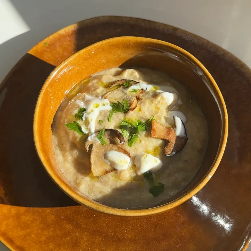 Vellutata vegana di funghi, porro e patate