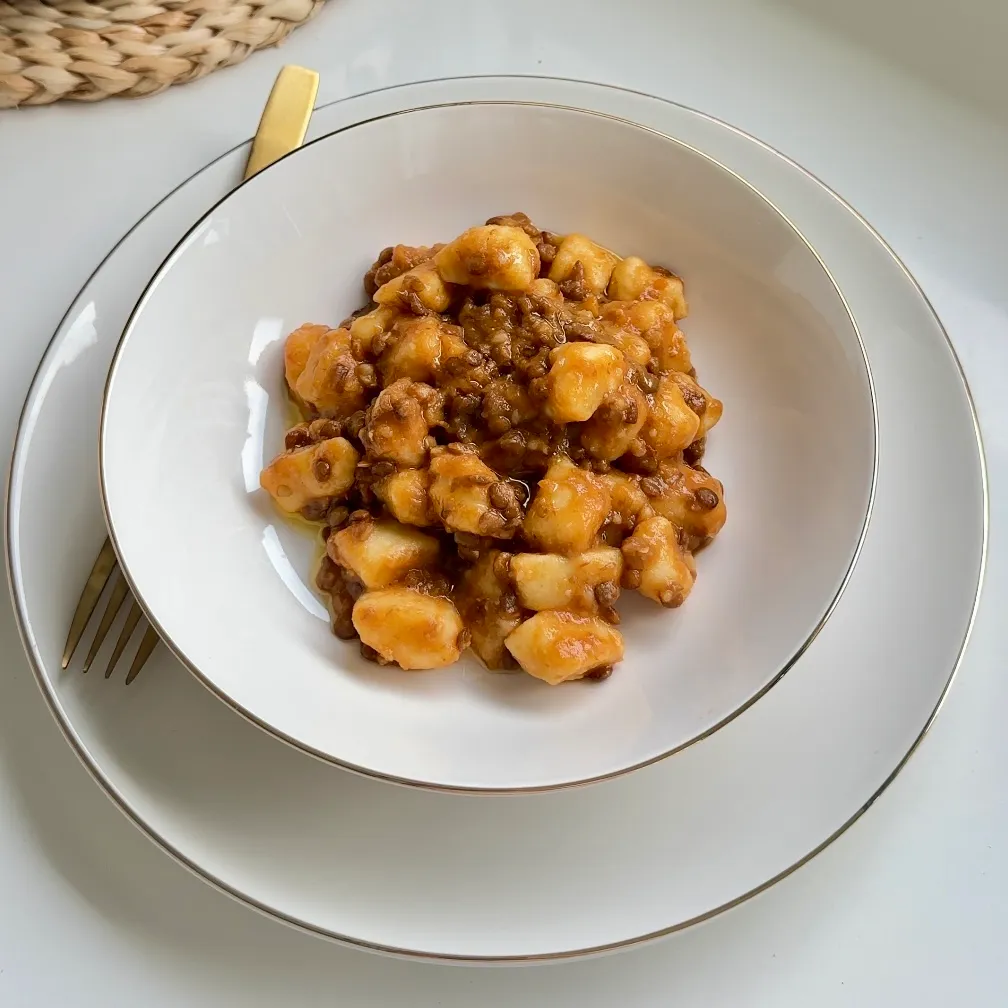 Gnocchi di patate senza uova al ragù di lenticchie