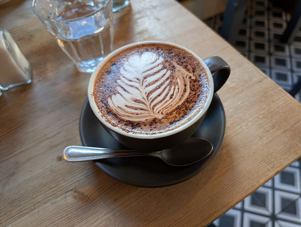 Mocha de cacao: Espresso, chocolate semiamargo y leche vaporizada. Postre y café en uno.