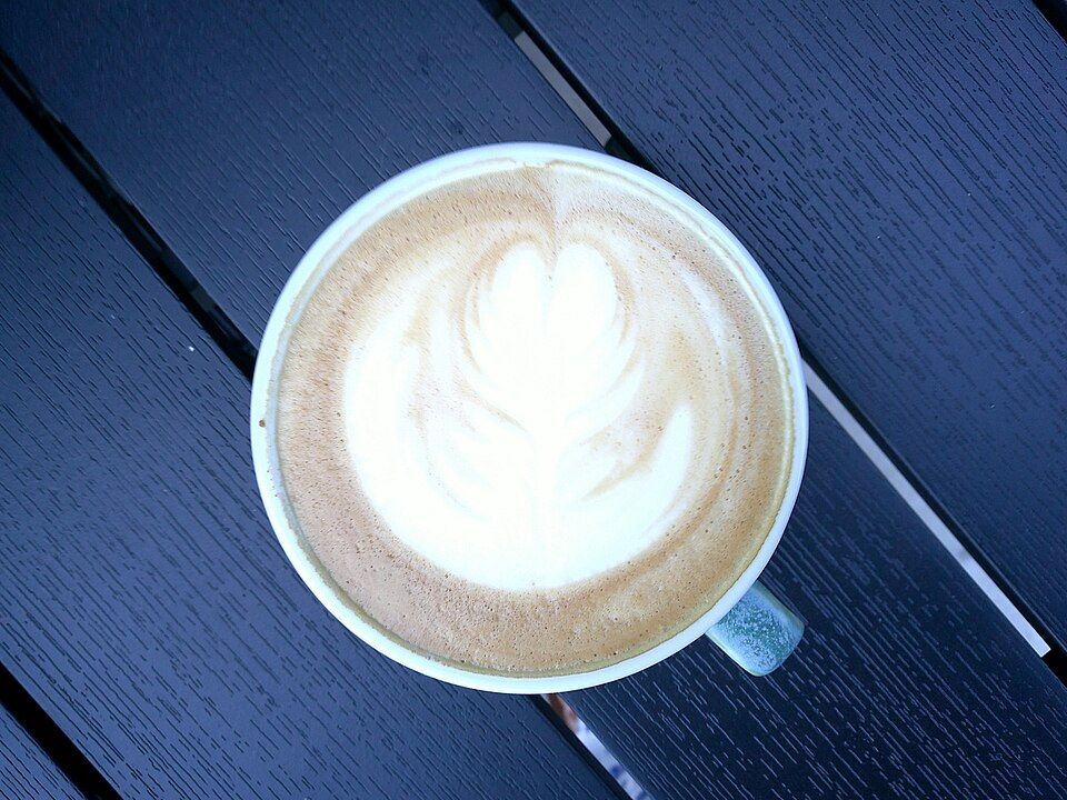 Capuchino: Espresso, leche vaporizada y espuma en partes iguales. El clásico bien hecho.