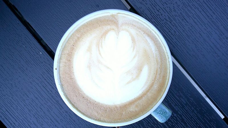 Capuchino: Espresso, leche vaporizada y espuma en partes iguales. El clásico bien hecho.