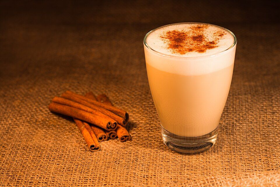 Latte de canela: Leche vaporizada, un shot doble y un toque de canela de Veracruz.