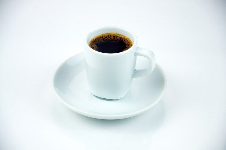 Espresso: Doble shot, tueste medio. Cuerpo denso y final a cacao.