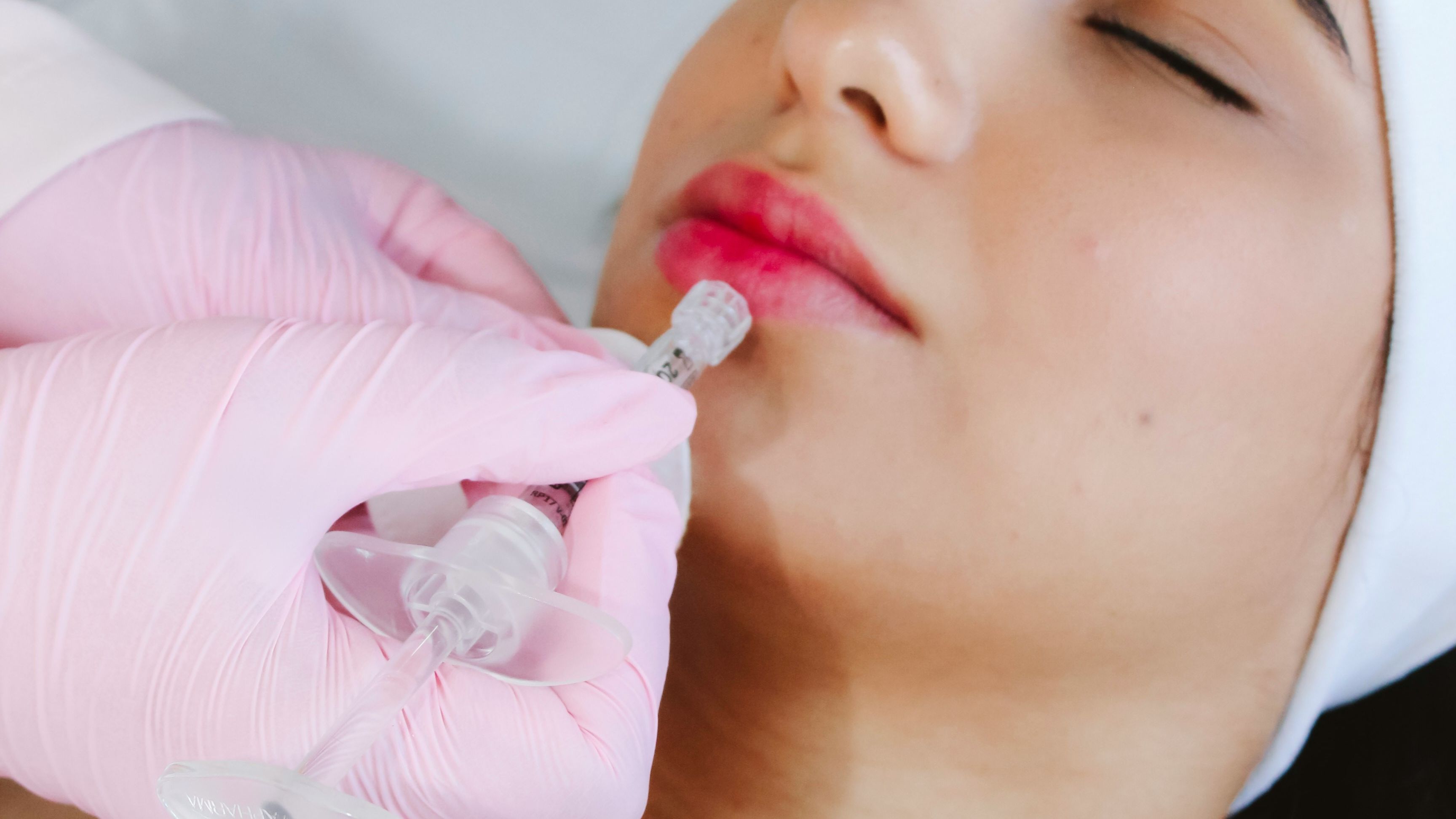 Med spa patient receiving Botox treatment in a professional clinic, representing marketing strategies for aesthetic clinics in 2026