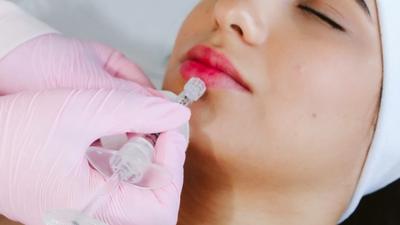 Med spa patient receiving Botox treatment in a professional clinic, representing marketing strategies for aesthetic clinics in 2026