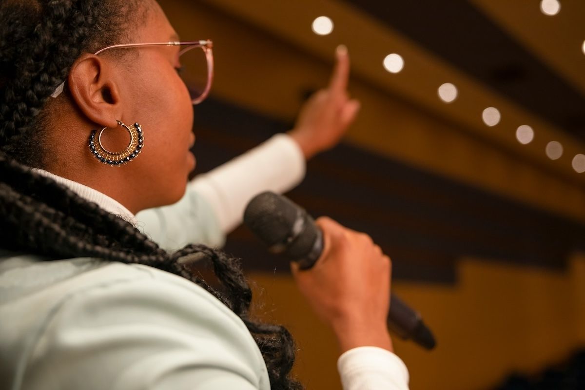 A famous black woman therapist giving a speech