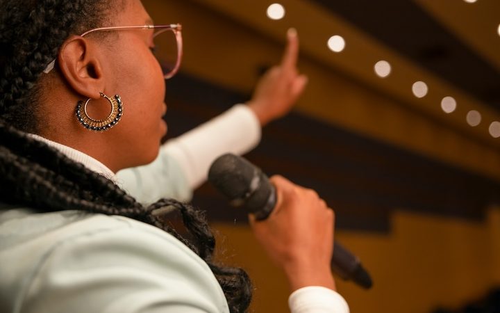 A famous black woman therapist giving a speech