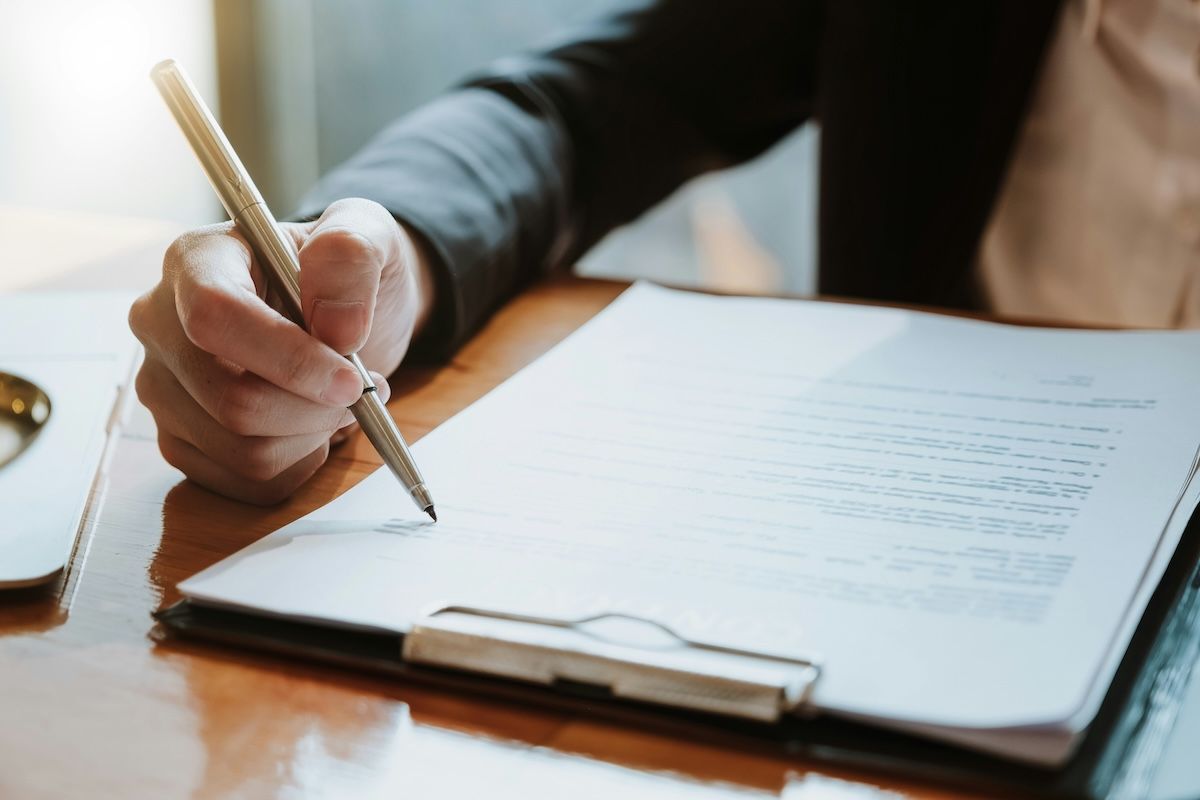 A close-up of a mental health therapist using a checklist of therapist credentialing requirements