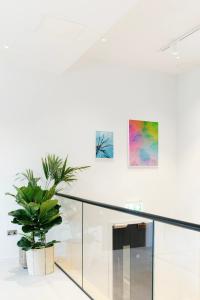 Installation view, Jeremy Knowles, "Quitzowstraße", 2019 / Christian Jago, "Summer (Collage #4)", 2023 © Keith Kaselampao | DER GREIF