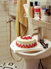 shadowINred XIE, Forgotten birthday cake, Shanghai,CN,2024 | DER GREIF