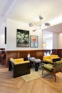 Installation view, Greta Valente, "Come un fiore senza terra”, 2023 / Paolo Prendin "Le fleur du mal", 2018. © Pietra Studio | DER GREIF