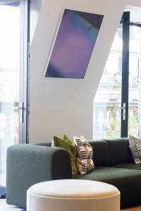 Installation view, Katya Ilina, "Beyond Measure", 2023 / Thomas Martin, "Untitled from the series Faults", 2024 © Keith Kaselampao | DER GREIF