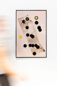 Installation view, Catriona Gray, "Chemigram with Wax & Gold", 2023 © Keith Kaselampao | DER GREIF