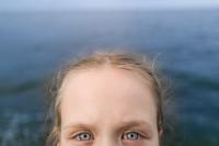 In Odesa, a little girl's eyes reflect the weight of war. | DER GREIF