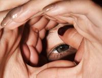 Nyo Jinyong Lian, "Binoculars" from the series "I hope someday you’ll join us" | DER GREIF