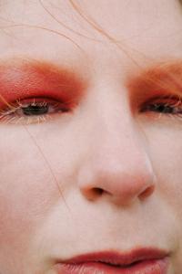 Katya Ilina, "Desperately Alive, Desperately Fragile", 2023. 27,47 x 17 cm. | DER GREIF