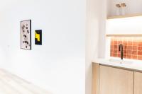 Installation view, Catriona Gray, "Chemigram with Wax & Gold", 2023 / Jeremy Knowles, "An der Putlitzbrücke", 2019 © Keith Kaselampao | DER GREIF