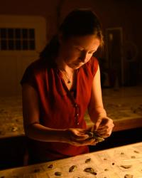 An Archaeologist reconstructing the process of tool-production, by reconnecting lithic flakes | DER GREIF