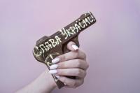 Chocolate guns ornamented with “Slava Ukraini”. | DER GREIF