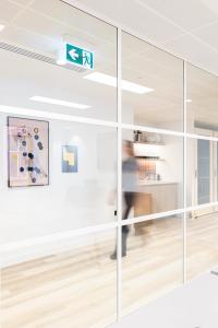 Installation view, Catriona Gray, "Chemigram with Wax & Gold", 2023 / Jeremy Knowles, "An der Putlitzbrücke", 2019 © Keith Kaselampao | DER GREIF