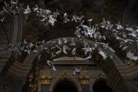 Paper doves in Lviv church vaults. | DER GREIF