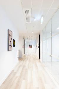 Installation view, Catriona Gray, "Chemigram with Wax & Gold", 2023 / Jeremy Knowles, "An der Putlitzbrücke", 2019 / Léa Campbell, "Bread & Roses", 2021© Keith Kaselampao | DER GREIF