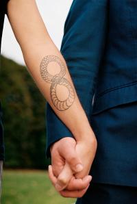 "Holding hands" | DER GREIF