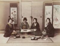Kusakabe Kimbei, untitled (young women in an interior having tea, two of them holding a photo album), 1880/1890, hand colored albumen paper mounted on carton, Münchner Stadtmuseum, photography collection, Inv.Nr. FM-2014/210.7 | DER GREIF