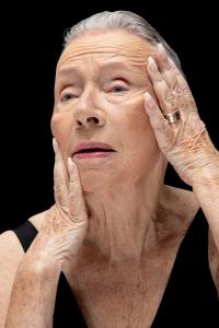 Sofie Flinth, "Tutorial Girl" from the series "Woman - Your Duty is Beauty" | DER GREIF