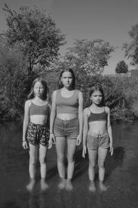 Kristina Rozhkova, Untitled from the series "The Bliss of Girlhood" | DER GREIF