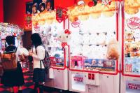 "School girls at an arcade in Sapporo" | DER GREIF