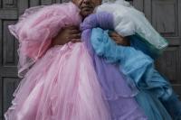 A vendor sells mosquito nets at the local market. | DER GREIF