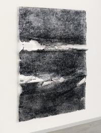 "Doppelter Faltenwurf, "Analog black & white film-material, polyethylen-sheet, acylglass, 196 x 130 x 9 cm, 2023 | DER GREIF