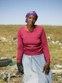 Nomsa picking recyclable goods at Embalenhle township, 2024 | DER GREIF