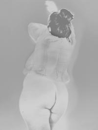 Lara Standing | DER GREIF