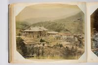 Anonymous, Japan (genre and landscape depictions), around 1890, hand colored albumen paper, album (fabric), Münchner Stadtmuseum, photography collection, Inv.Nr. FM-91/415 | DER GREIF