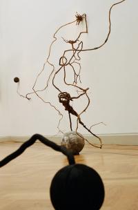 Climbing Branches Held by Garden Ornament | DER GREIF