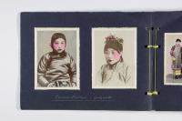 Anonymous, China (portraits), 1908, gelatine development paper, colored, album (cardboard), Münchner Stadtmuseum, photography collection, Inv.Nr. FM-73/101 | DER GREIF