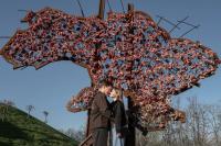 Young love before an unaltered map of Ukraine. | DER GREIF