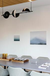 Installation view, Katya Ilina, "Beyond Measure", 2023 / Thomas Martin, "Untitled from the series Faults", 2024 © Keith Kaselampao | DER GREIF