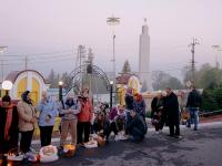 From the series "Left Bank". People forming a line and prepare their easter cakes, painted eggs and wine to be spilled by holly water on Easter morning. | DER GREIF