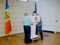 Tribune at the press room of Parliament being installed by workers. Chisinau, Republic of Moldova. | DER GREIF