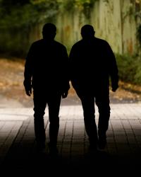 Silhouettes of two persons | DER GREIF