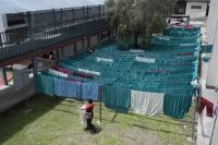 Sheets drying in the sun in the courtyard of Pokhara Hospital. | DER GREIF